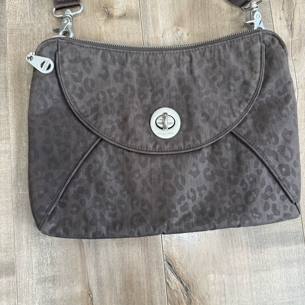Baggallini Rio Crossbody Purse Turn Lock Brown Leopard Animal Print Nylon Travel - Picture 2 of 12